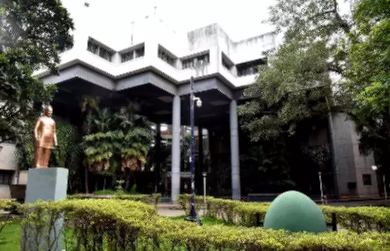 Nashik's Pay-and-Park Project Stalls for 5th Year as Bidders Stay Away