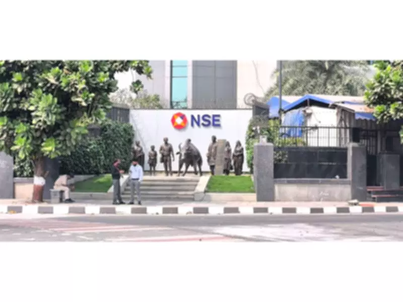 Nifty and Sensex Drop Over 0.9% as IT Stocks Plunge Amid Global Tech Weakness