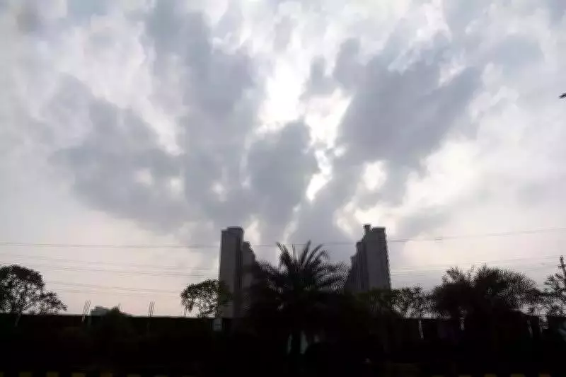 Noida's Air Quality Improves Slightly to 'Poor' Category on Sunday