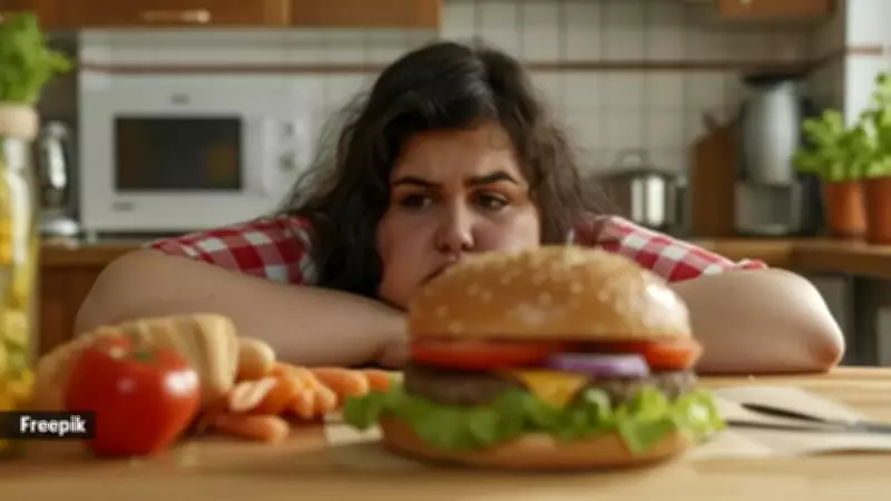 Nutritionist Explains Why Eating After Sunset Harms Desk Workers' Health