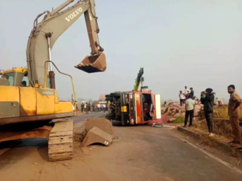 Onion Truck Overturn Snarls Pune-Bengaluru Highway Traffic for 5 Hours
