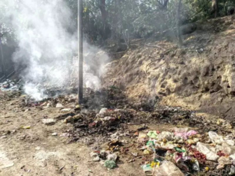 Open Garbage Burning Persists in Lucknow Despite Municipal Ban