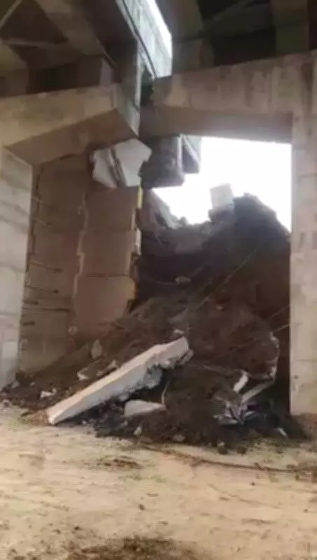 Overbridge Collapse Halts NH-45 Traffic in Jabalpur, Raises Construction Quality Concerns