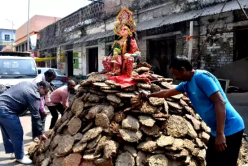 Prayagraj Municipal Corporation Distributes Cow Dung Cakes for Eco-Friendly Holika Dahan