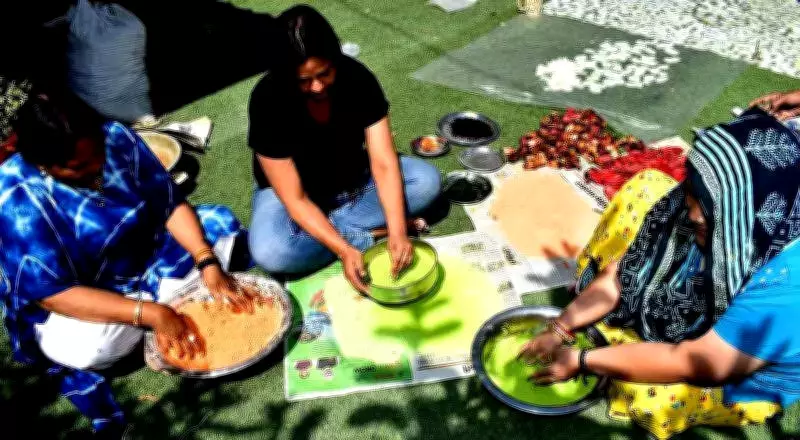 Prayagraj SHG Creates Natural Holi Colors from Temple Flowers and Vegetables