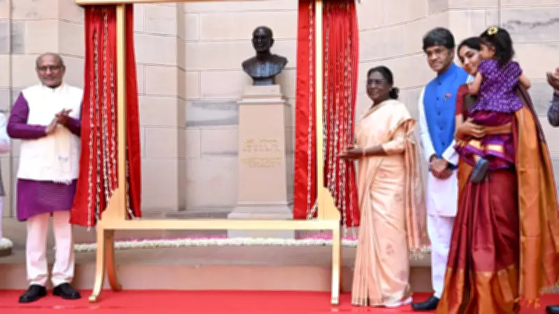 President Murmu Unveils Bust of First Indian Governor-General at Rashtrapati Bhavan