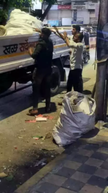 Pune Civic Body Cracks Down on Illegal Hawkers in Deccan Area