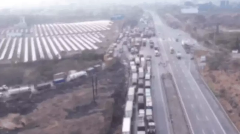 Pune-Mumbai Expressway Par 32 Ghante Ka Traffic Jam, Propylene Tanker Accident Se Vyakti Phanse