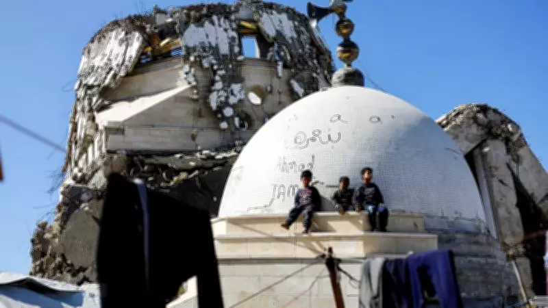 Ramadan Begins in Gaza Amid Devastation of Shattered Mosques and Ruins