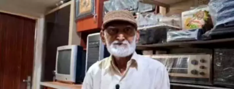 Retired Teacher's Home in Gujarat Houses a Living Museum of Over 400 Radios