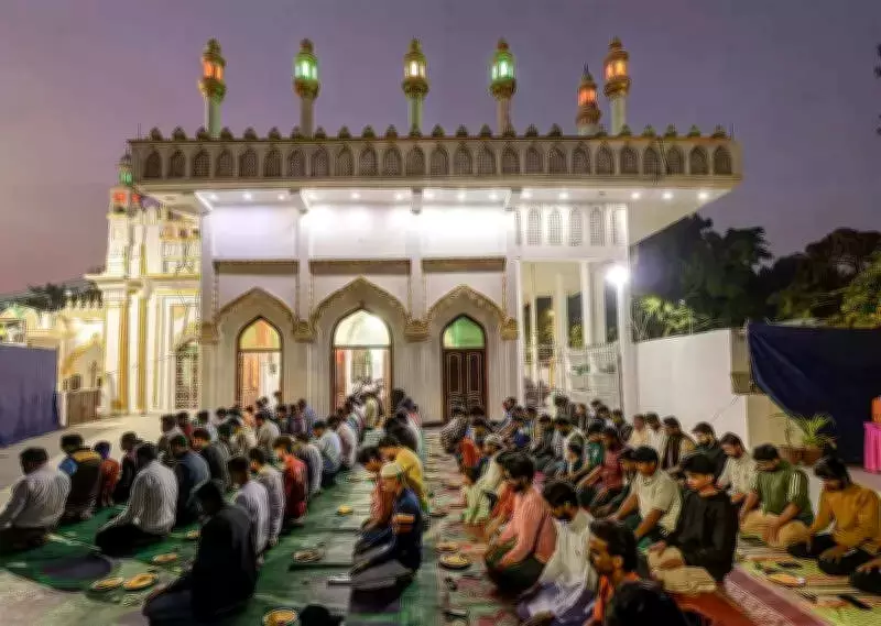 Shanivarasanthe Mosque Creates Historic Women's Prayer Space During Ramzan