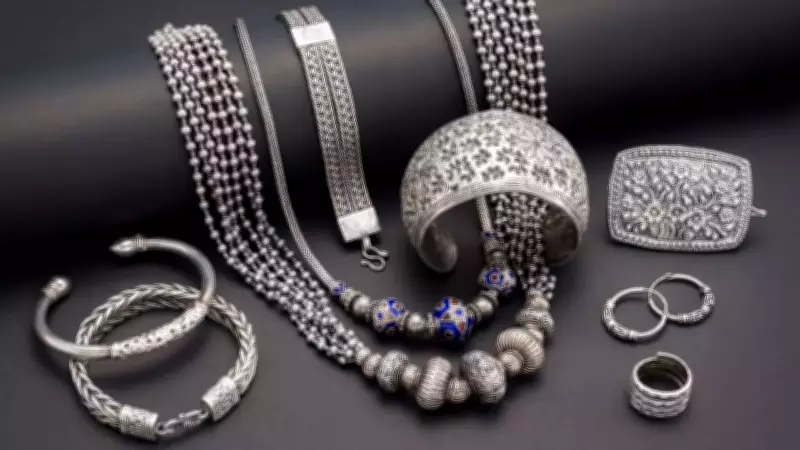 Silver Prices Plunge 16.6%, Gold Falls 3.5% Amid Fragile Market Sentiment