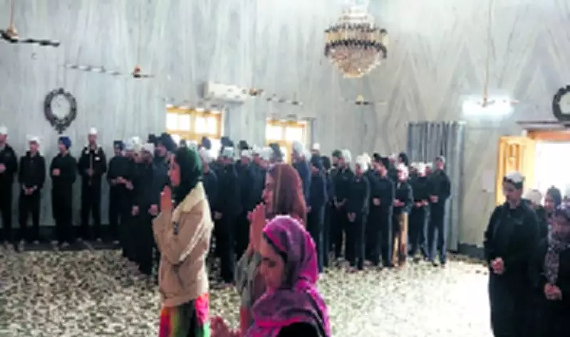 Students Experience Sikh Faith: Visit Gurdwara, Participate in Ardaas Ceremony