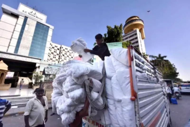 Surat Textile Industry Faces Payment Crisis and Price War Amid Sluggish Market