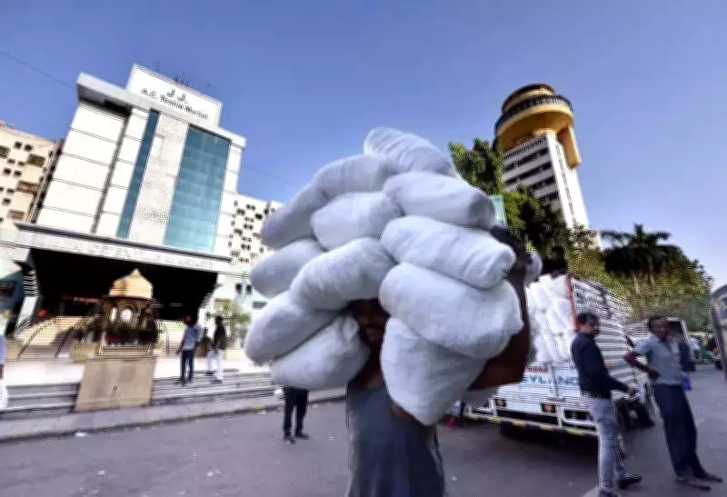 Surat's Textile Dominance to Grow with Budget 2026 Focus on MMF Hub & Economic Region