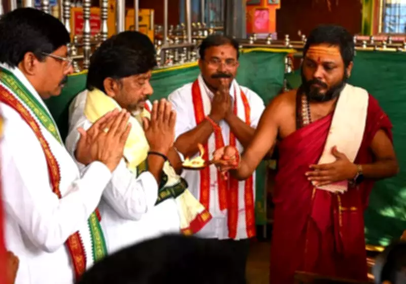 Telangana Deputy CM Mallu Bhatti Vikramarka Visits Vijayawada Temple