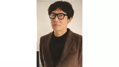 Japanese Novelist Satoshi Yagisawa Rejects Literary Trends, Embraces Slow Writing