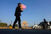 Delhi Records Warm Day at 30.9°C, IMD Forecasts Drizzle and Temperature Dip