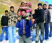 Himachal Villagers Brave Snow, Carry Ailing Man 10km on Makeshift Stretcher
