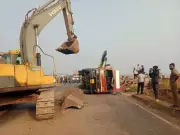 Onion Truck Overturn Snarls Pune-Bengaluru Highway Traffic for 5 Hours