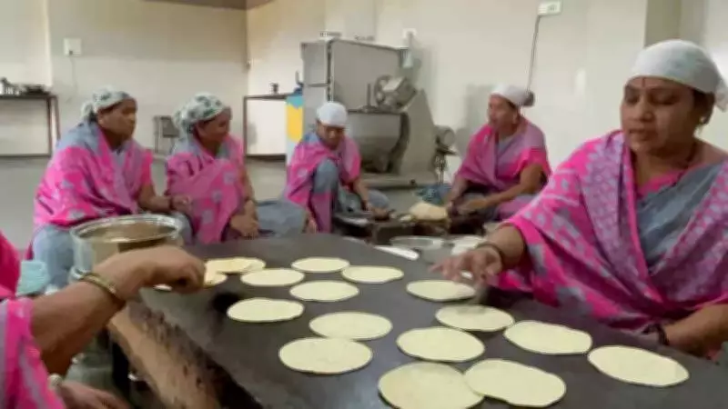 Akola School's Flameless Kitchen Feeds 1,500 Daily Amid LPG Crisis