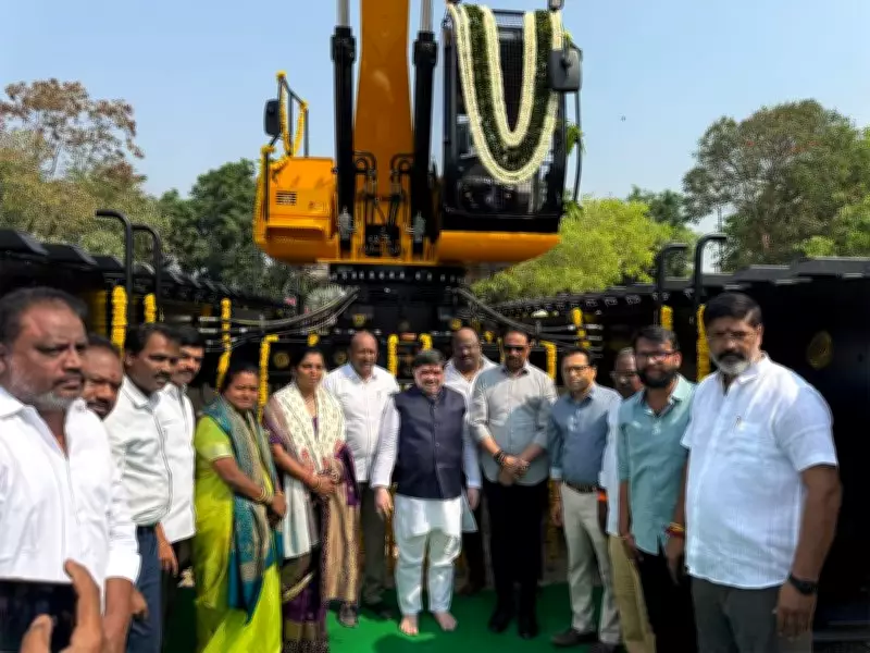 Autocracy Machinery Deploys Amphibious Excavator for Hussain Sagar Rejuvenation
