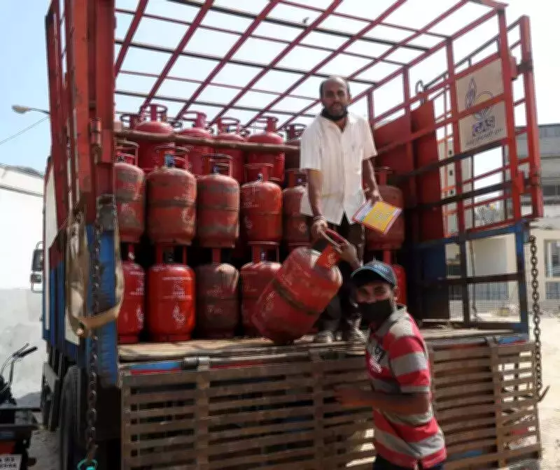 Bengaluru Hostels and PGs Alter Menus Amid Gas Shortage, Turn to Firewood