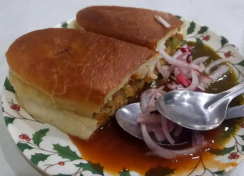 Bun Tikki Craze at Amritsar's Brijwasi Chat Bhandar: A Culinary Sensation