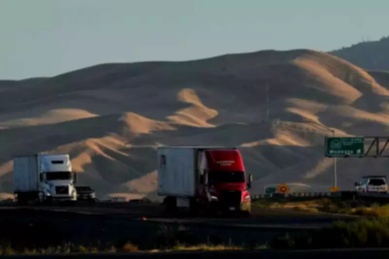 California Court Issues Ruling on 20,000 Immigrant Truckers' Licenses