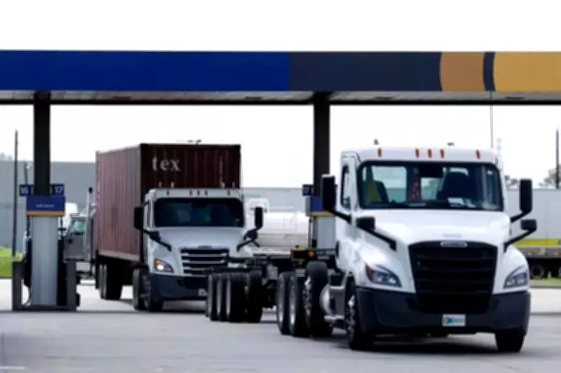 California Drivers Seek Emergency Halt to Mass CDL Cancellations by DMV