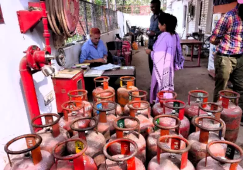 Chandigarh Deploys Police at Gas Agencies Amid LPG Supply Concerns