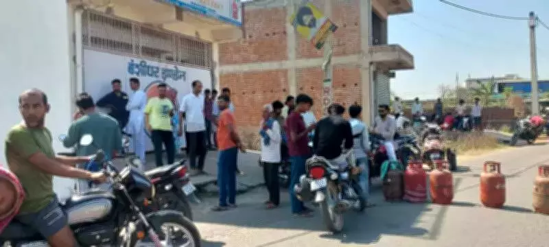 Chatra Residents Block Bypass Road in Protest Over LPG Cylinder Shortage