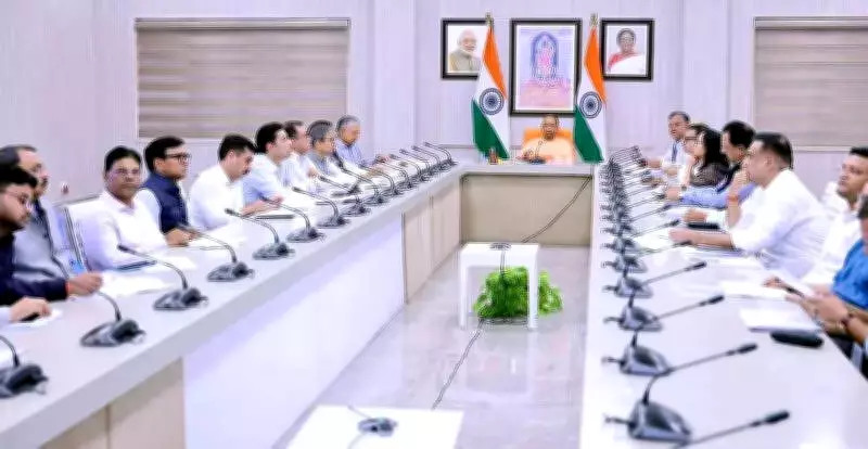 CM Yogi Adityanath Directs Officials to Accelerate Land Acquisition for Expressways