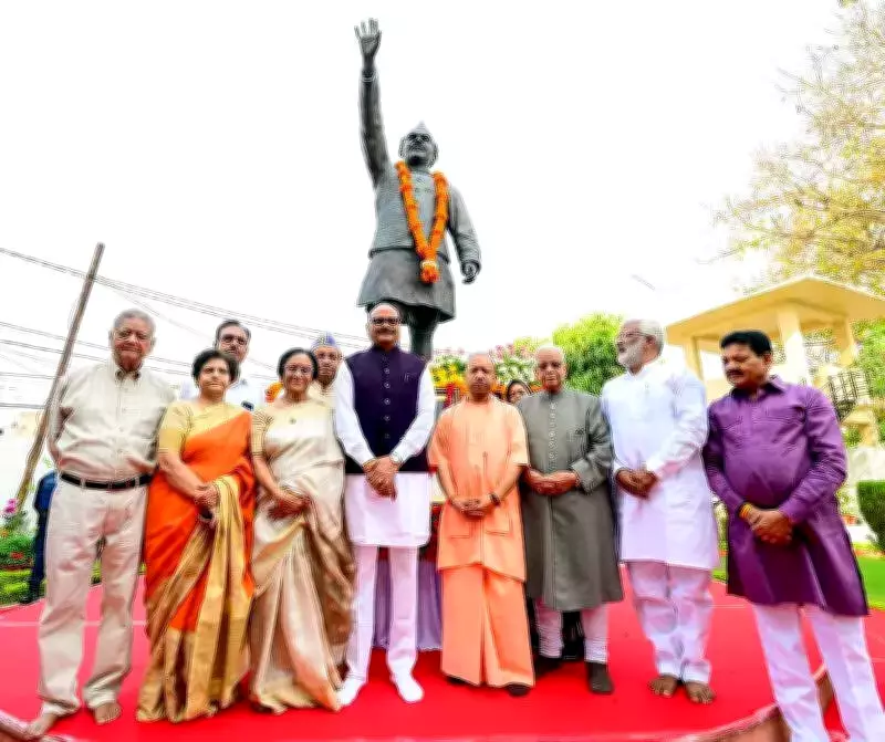 CM Yogi Adityanath Honors Hemwati Nandan Bahuguna on Death Anniversary