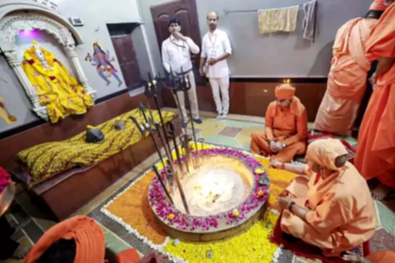 CM Yogi Adityanath Warns Against Smartphone Use by Children, Links to Depression