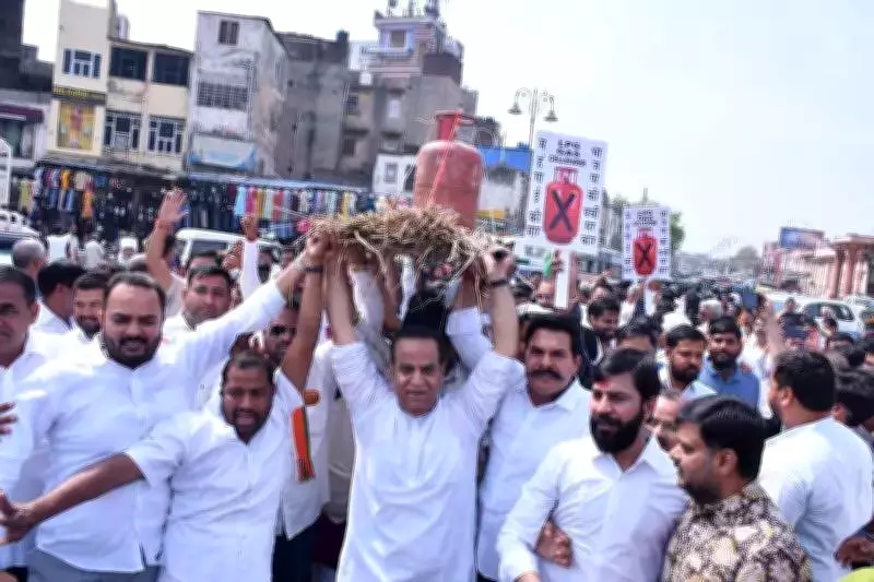 Congress Stages Symbolic Funeral for Gas Cylinders in Jaipur Amid LPG Crisis