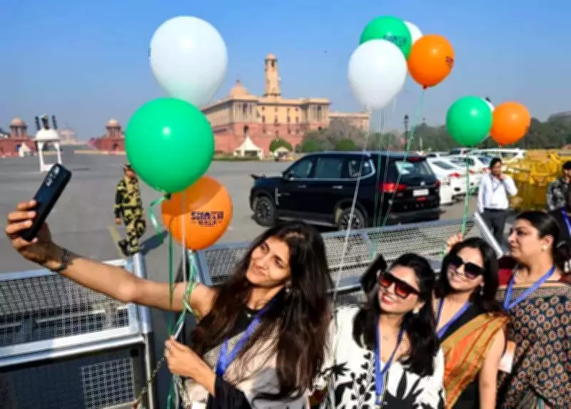 Delhi Heatwave Intensifies: Temperatures Soar 10 Degrees Above Normal