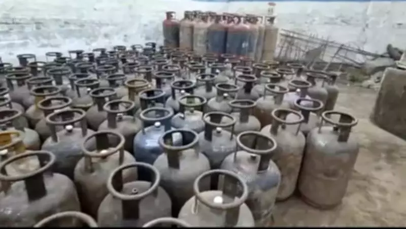 Delhi Police Bust Major LPG Hoarding Racket in Mundka, Seize 610 Cylinders