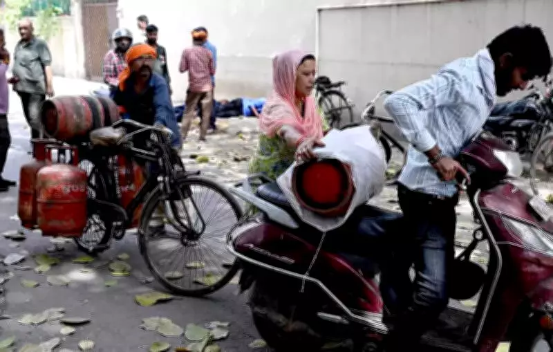 Delhi University Canteens Trim Menus Amid LPG Crunch, Hostel Messes Unaffected