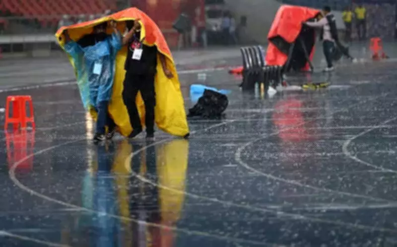 Delhi Weather Update: Overcast Skies, Light Rain, and a Sharp Temperature Drop