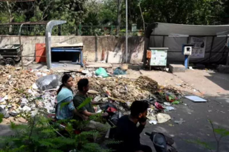 Delhi's East of Kailash Garbage Crisis: EV Charging Station Fails to Solve Civic Mess