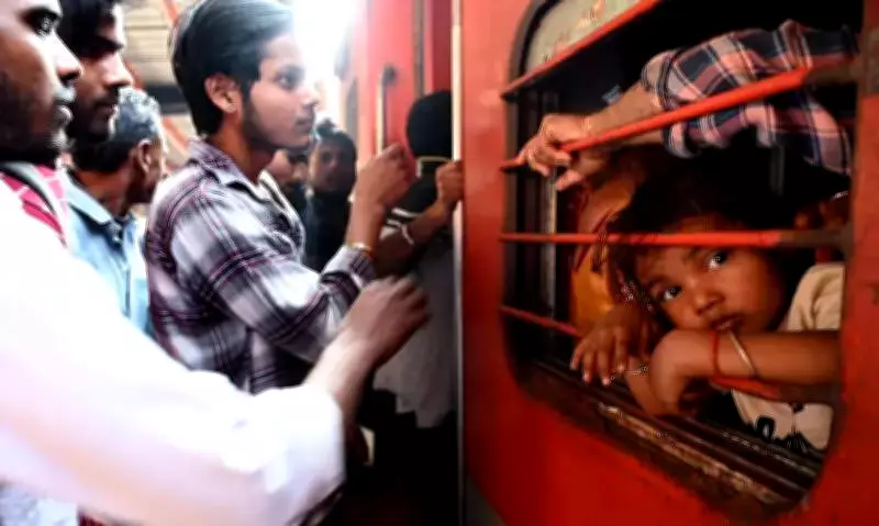 Delhi's Holi Rush Managed Smoothly with Railway Crowd Control Measures