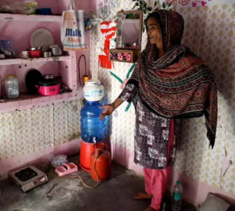 Delhi's LPG Crisis Forces Families to Survive on Khichdi, Return to Chulhas