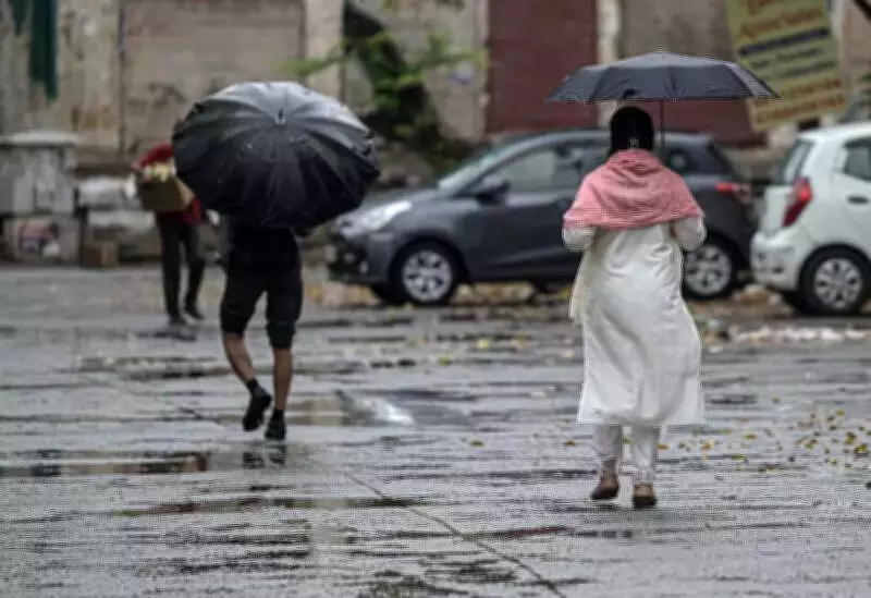 Early Heatwave Grips Delhi, Signals Climate Change Override of La Niña