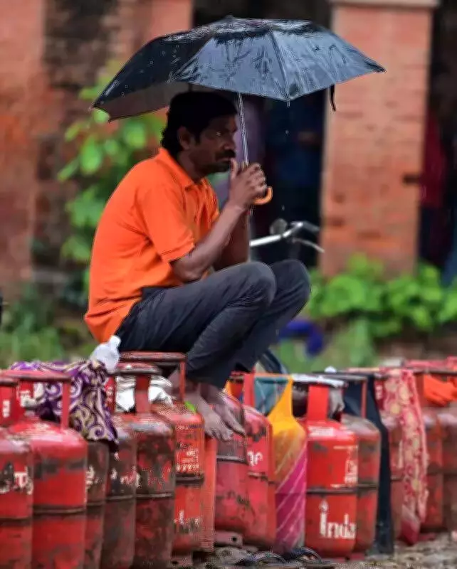 Eid Rush in Lucknow Sparks LPG Black Market as Supply Delays Hit Residents