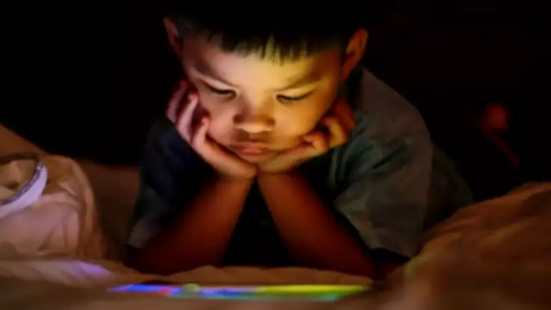 England's Screen Time Guidelines Spark Debate Among Parents on Practicality