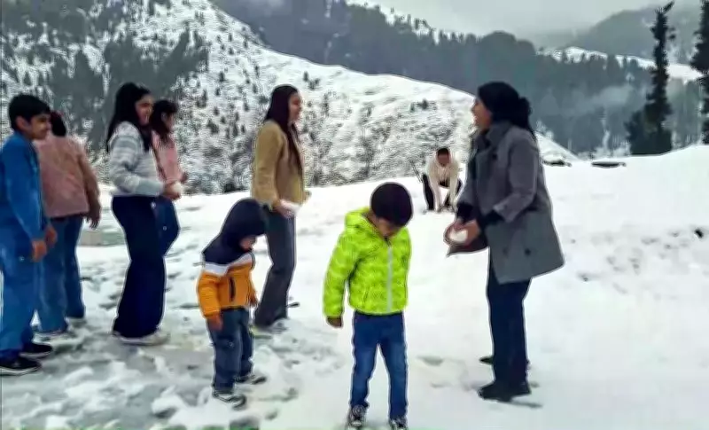 Fresh Snowfall Blankets Kashmir's Higher Reaches, Boosts Tourism and Disrupts Travel