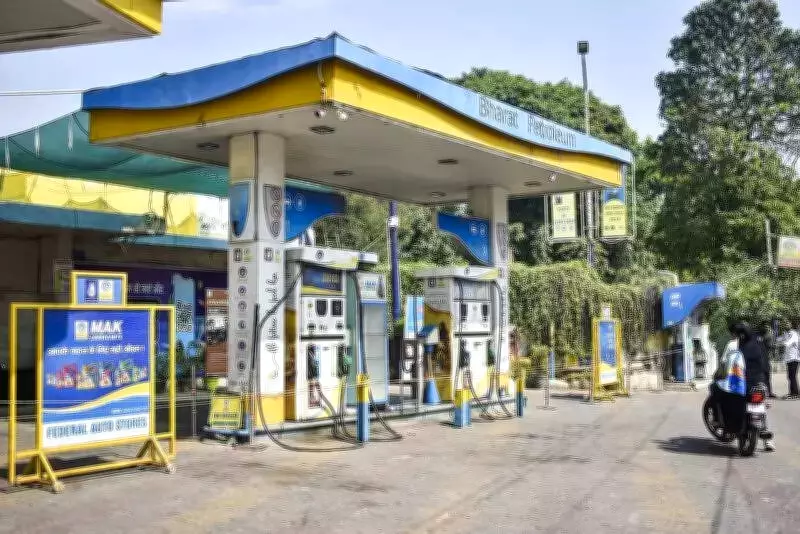 Fuel Retailers in Chhatrapati Sambhajinagar Protest OMCs' Advance Payment System