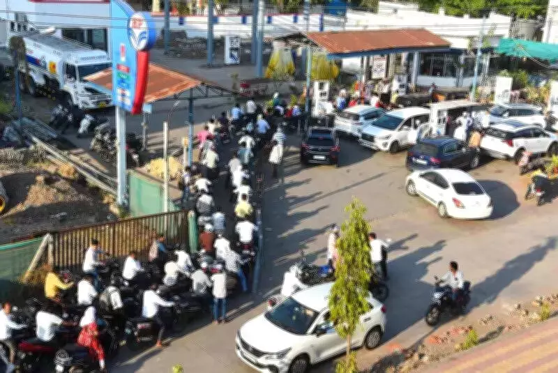 Fuel Shortage Hits Chhatrapati Sambhajinagar Amid Panic Buying Rumors