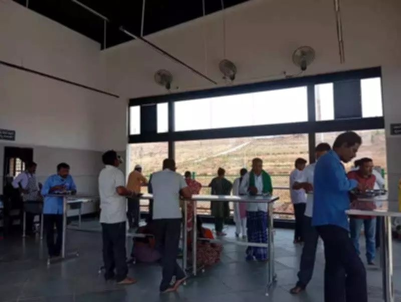 Gadag's 'Butti' Center Serves Meals at Rs 5 Amid LPG Crisis, Aiding Poor